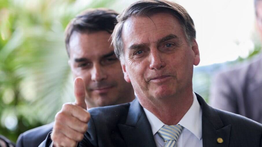 Bolsonaro remaneja cargos para favorecer padrinho de Flávio Bolsonaro