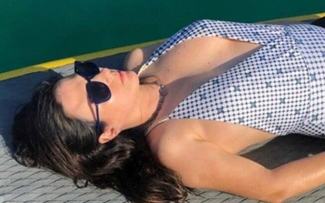 Tatá Werneck posta foto deitada no Instagram durante viagem de barco em Angra dos Reis, no Rio de Janeiro