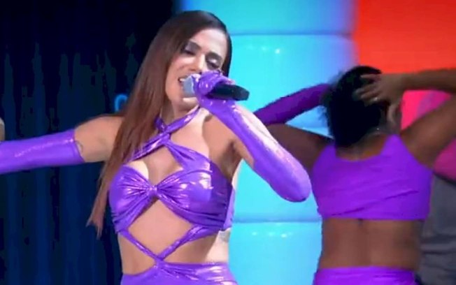 Anitta desfila seus grandes sucessos no “Caldeirão”