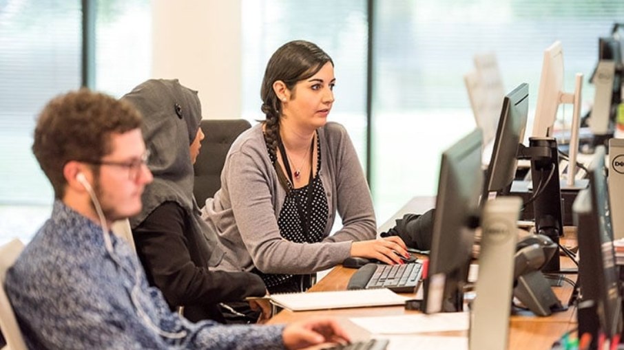 Jovens entram no mercado de trabalho com empreendedorismo e inovação Jovens entram no mercado de trabalho com empreendedorismo e inovação