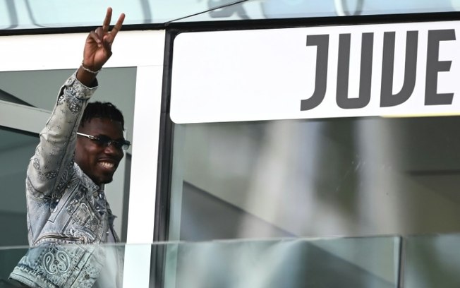 Paul Pogba nos camarotes do Allianz Stadium para assistir ao jogo da Serie A entre Juventus e Cagliari, em Turim, no dia 6 de outubro de 2024