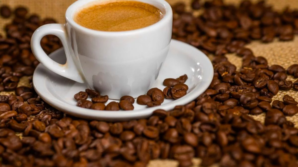 Beber café realmente tira o sono? Entenda