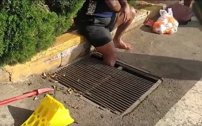 Mulher fica com perna presa após cair em bueiro em Jaguariúna