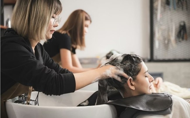 Salões brasileiros adotam ciência no cuidado capilar