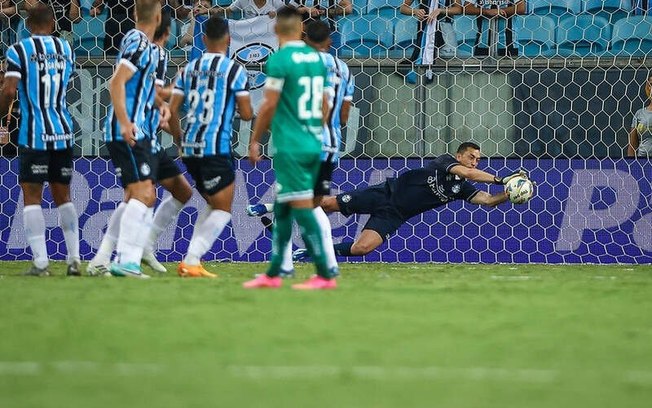 Marchesín teve bom início de trajetória no Grêmio, mas queda de rendimento e lesão atrapalharam sequência como titular