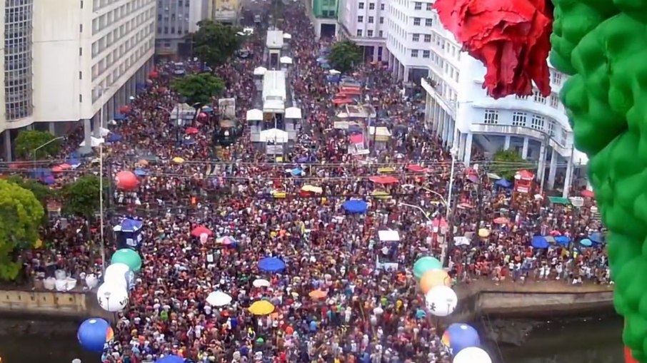 Multidão na rua de Recife no Galo da Madrugada