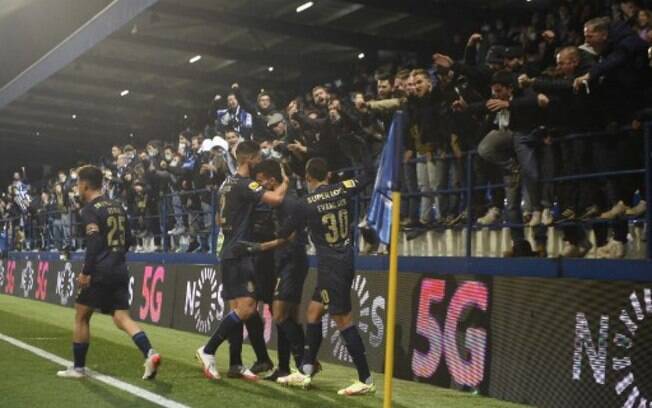 Porto goleia o Vizela e mantém a liderança da Primeira Liga Porto goleia o Vizela e mantém a liderança da Primeira Liga