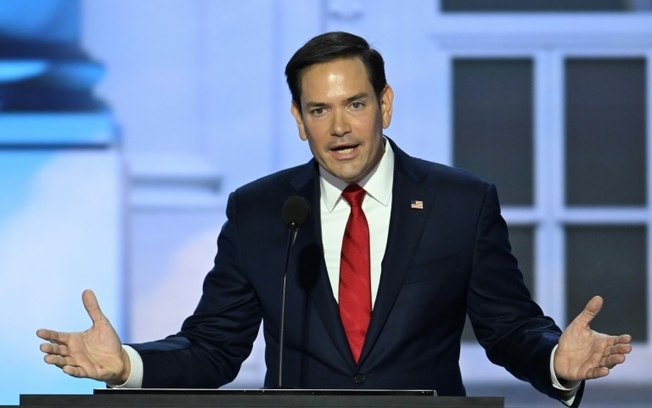 (ARQUIVO) Senador americano Marco Rubio, republicano da Flórida, fala durante o segundo dia da Convenção Nacional Republicana de 2024 no Fiserv Forum em Milwaukee, Wisconsin, em 16 de julho de 2024