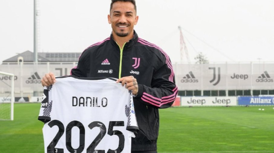 Danilo renova contrato com a Juventus