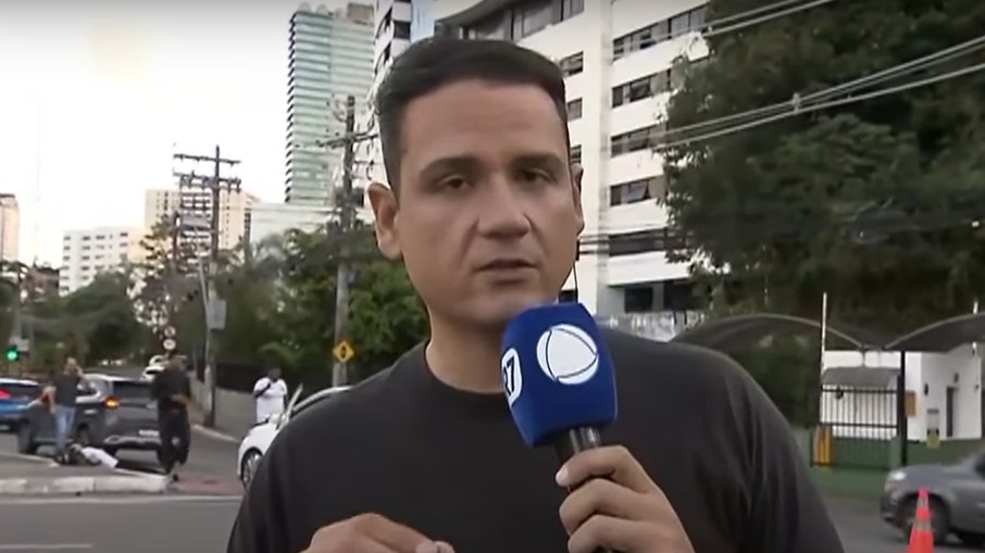 Repórter da TV Record é agredido ao vivo