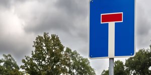 Placa de trânsito com símbolo de T confunde motoristas; entenda