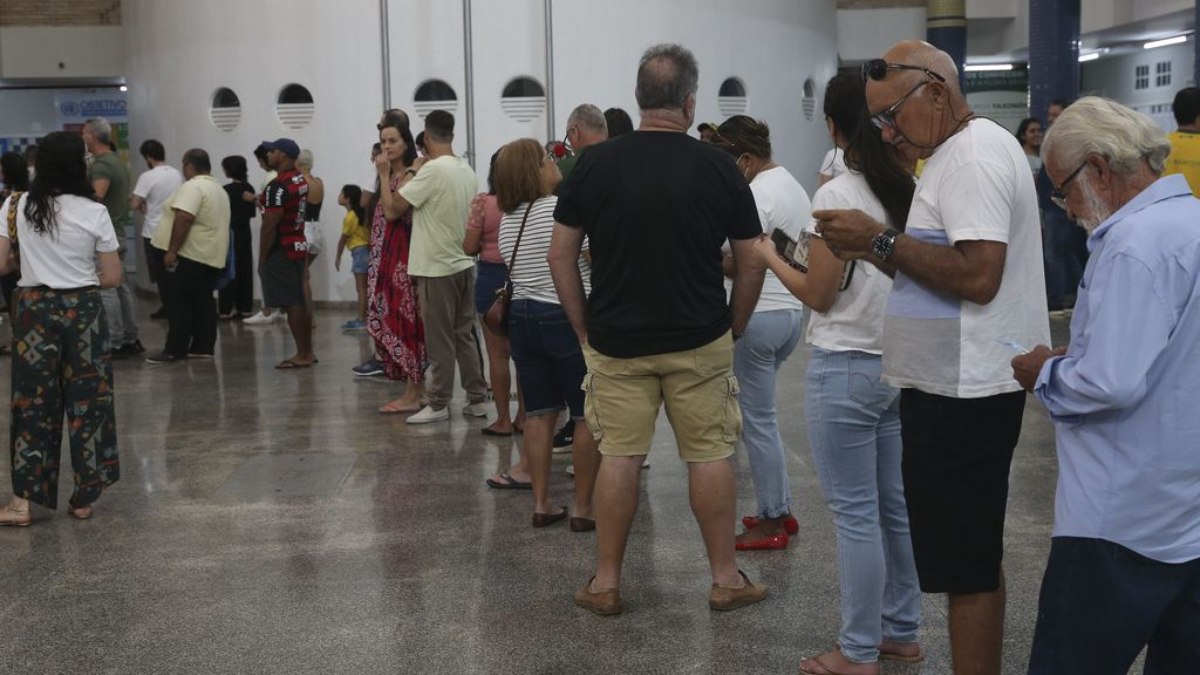 Fila de eleitores esperando para votar em Brasília