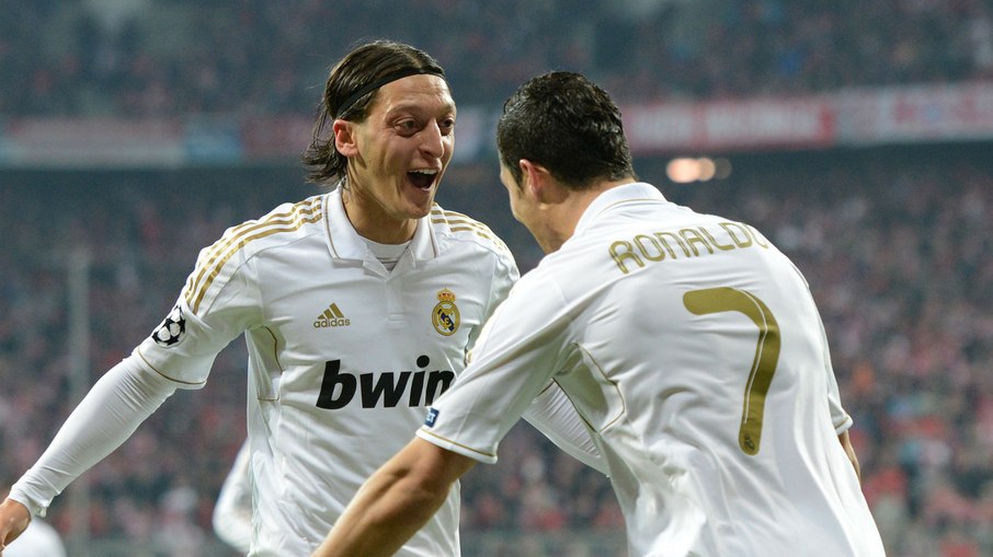 Cristiano Ronaldo e Ozil atuaram juntos no Real Madrid