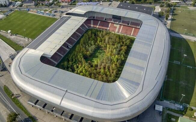 Floresta com 300 árvores: Wörthersee-Stadion, estádio do Klagenfurt, na Áustria, se transforma em 