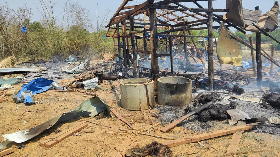 Campo na cidade de Kan Balu, na região de Sagaing em Mianmar após bombardeio por parte do governo local 