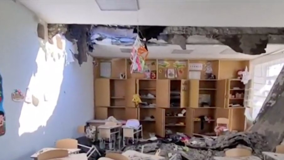 Destruição em escola da Ucrânia após bombardeio russo