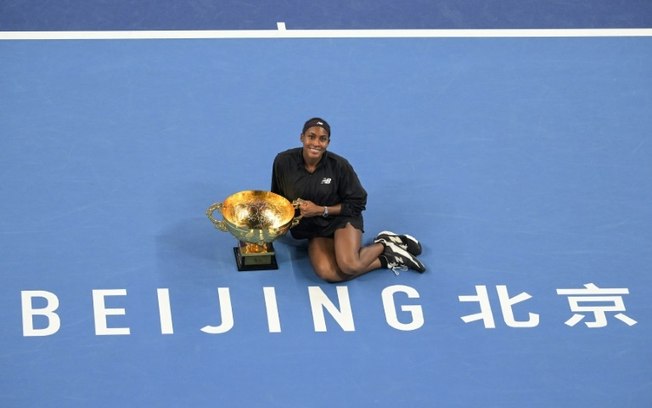 Coco Gauff comemora o título do WTA 1000 de Pequim