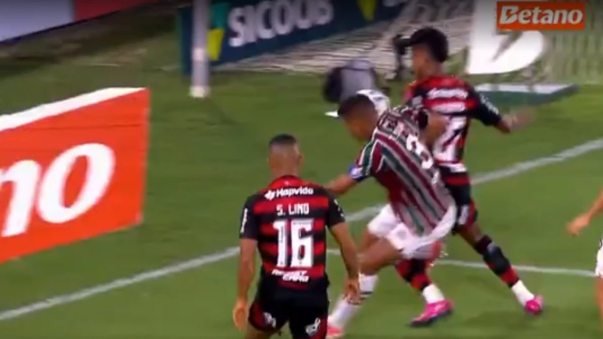 Flamengo reclama de possível pênalti de Thiago Silva em Bruno Henrique