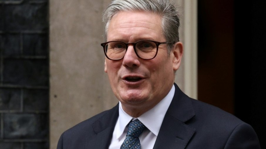 O primeiro-ministro Keir Starmer deixa sua residência oficial em Downing Street para participar da sessão semanal de escrutínio do governo no Parlamento britânico, em 9 de outubro de 2024, em Londres