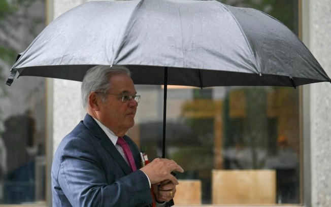 O senador Bob Menéndez chega ao tribunal de Manhattan em Nova York, em 15 de maio de 2024.