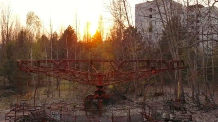 Estrutura abandonada de algum brinquedo antigo 