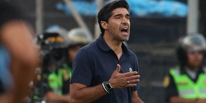 Abel Ferreira faz gesto obsceno para craque do Palmeiras