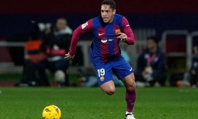 Vitor Roque descarta saída do Barcelona por empréstimo