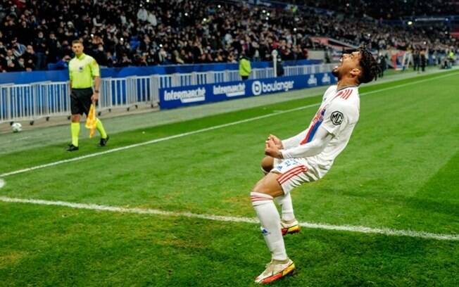 Lucas Paquetá tem gol anulado, mas Lyon vence Nice com tranquilidade no Campeonato Francês