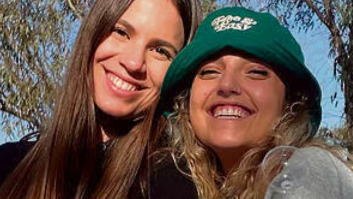 As amigas Gaya Halifa (à esq.) e Romi Gonen (à direita): uma morta, a outra sequestrada pelo Hamas