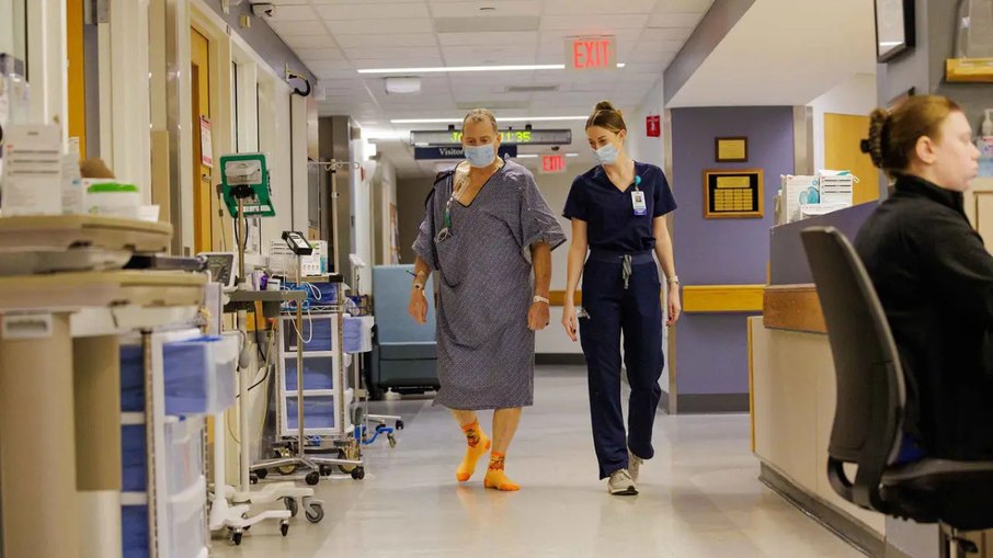 Tim caminha pelos corredores do hospital após o transplante, em janeiro de 2025