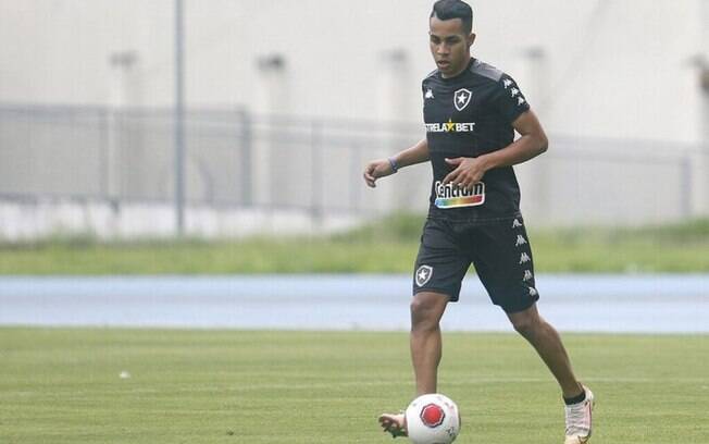 Marcação, visão de jogo e 'excesso de vontade': quem é Breno, novo volante do Botafogo