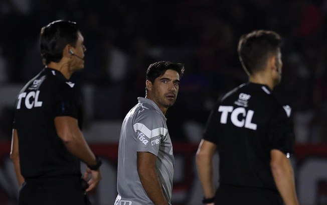 Abel Ferreira em ação durante o empate do Botafogo com o Palmeiras. Na coletiva, ele explicou a treta envolvendo ele e um suposto acordo com o Al Sadd