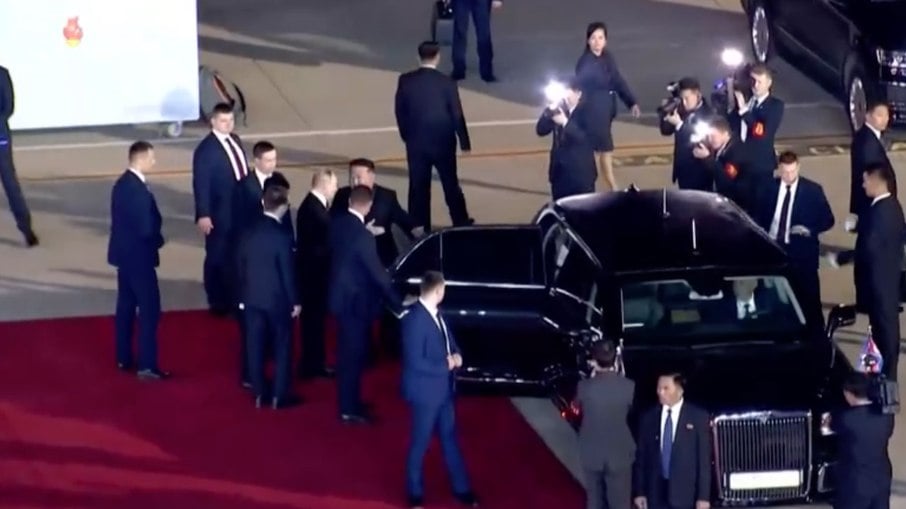 Putin e Kim Jong-un 'disputam' para ver quem é mais gentil ao entrar em veículo