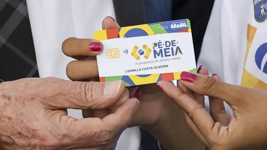 O presidente da República, Luiz Inácio Lula da Silva, participa da entrega de cartões do Programa Pé-de-Meia para alunos de todo o País