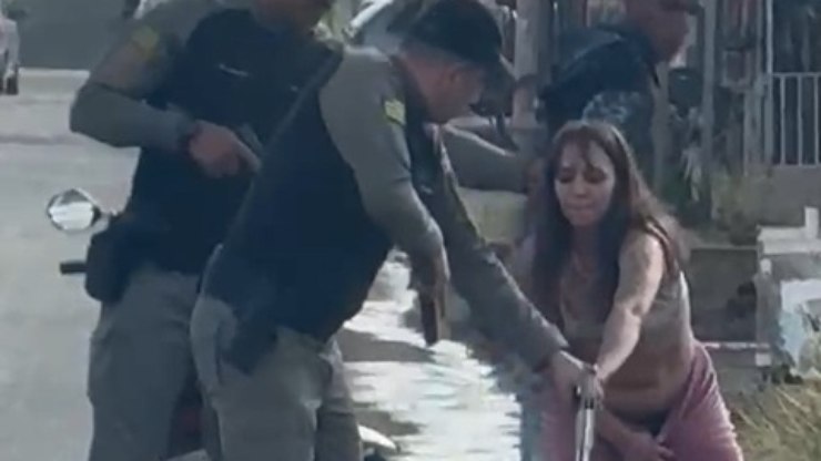 PM apreende pistola escondida nas partes íntimas de mulher
