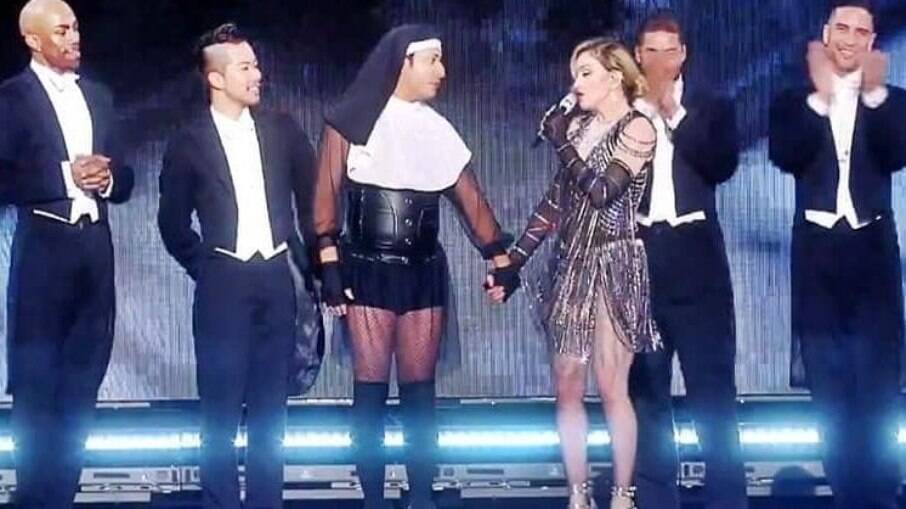 William da Silva, o Madoninho, vestido de freire ao lado da cantora que o ajudou a aceitar a própria orientação sexual em um show na Itália, em 2015