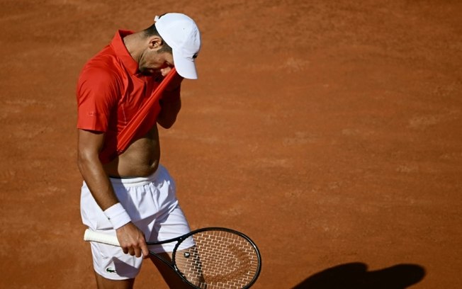 Novak Djokovic lamenta a derrota para o chileno Alejandro Tabilo neste domingo, na terceira rodada do Masters 1000 de Roma