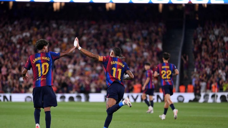 Raphinha e Yamal arrasam na goleada do líder Barcelona