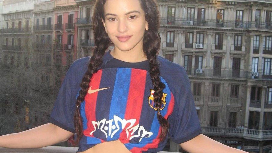 Rosalía terá nome de álbum estampado na camisa do Barcelona contra o Real Madrid