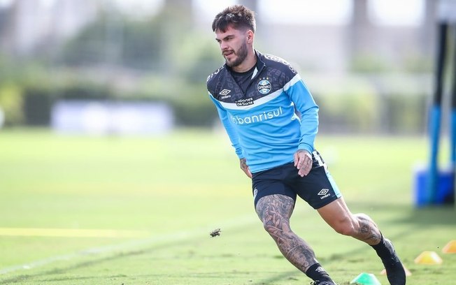 Nathan durante treino do Grêmio