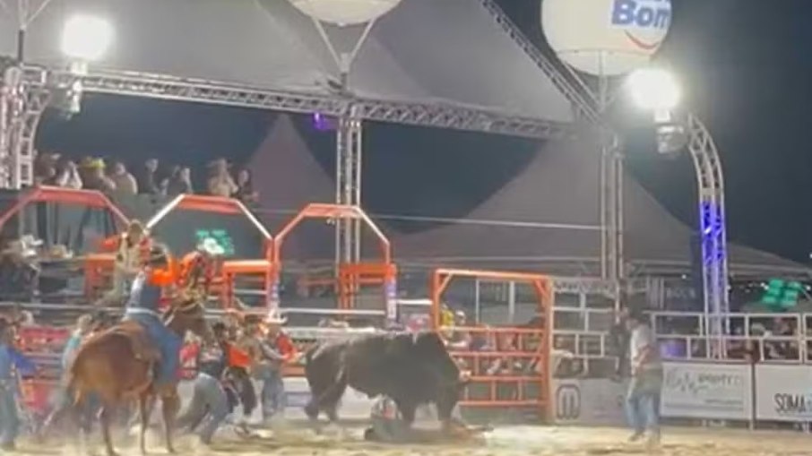 Peão arrastado por touro em rodeio de Hortolândia está consciente e em observação no hospital Peão arrastado por touro em rodeio de Hortolândia está consciente e em observação no hospital