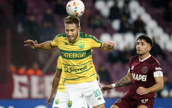 Jogadores de Cuiabá e Lanús em disputa de bola na Sul-Americana - Foto: Marcos Brindicci/AFP via Getty Images