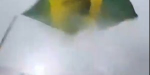 Vídeo mostra momento em que raio atinge caminhada em Brasília