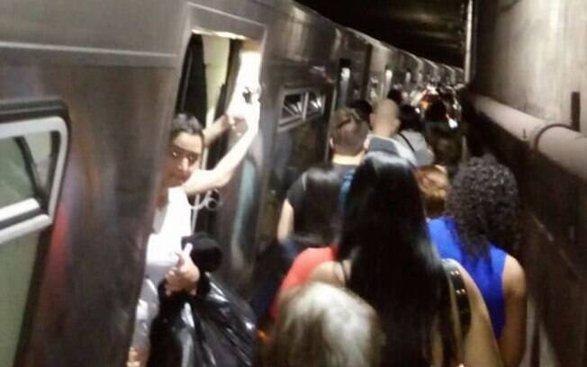Usuários que já estavam dentro dos trens, tiveram que evacuar a Linha 1-Azul, andando pelos trilhos do Metrô de São Paulo