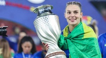 Sensa%C3%A7%C3%A3o%20do%20Brasil%20paga%20promessa%20e%20faz%20%22loucura%22%20no%20cabelo