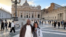 Thiaguinho conhece o Vaticano com Carol Peixinho e se emociona