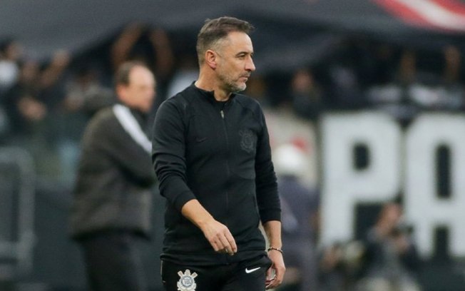 Vítor, técnico do Corinthians, esclarece declaração sobre o desejo de treinar o Liverpool: 'Não fui feliz'