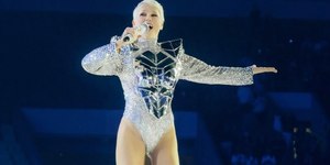 Xuxa ironiza críticas ao figurino: "Vou mostrar o voo da virilha"