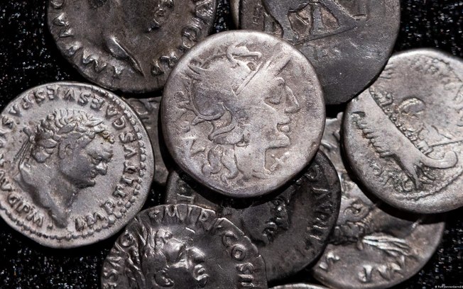O tesouro é composto por 934 moedas romanas de prata, também conhecidas como denários, cunhadas entre 148 a.C. e o ano 124 O tesouro é composto por 934 moedas romanas de prata, também conhecidas como denários, cunhadas entre 148 a.C. e o ano 124