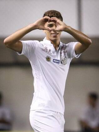 Vítor Bueno fez os dois gols do Santos